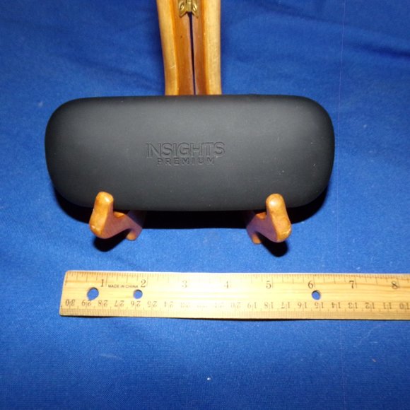 Insights Eyeglasses Case with Cleaning Cloth - black flip-top hardshell - Picture 6 of 6